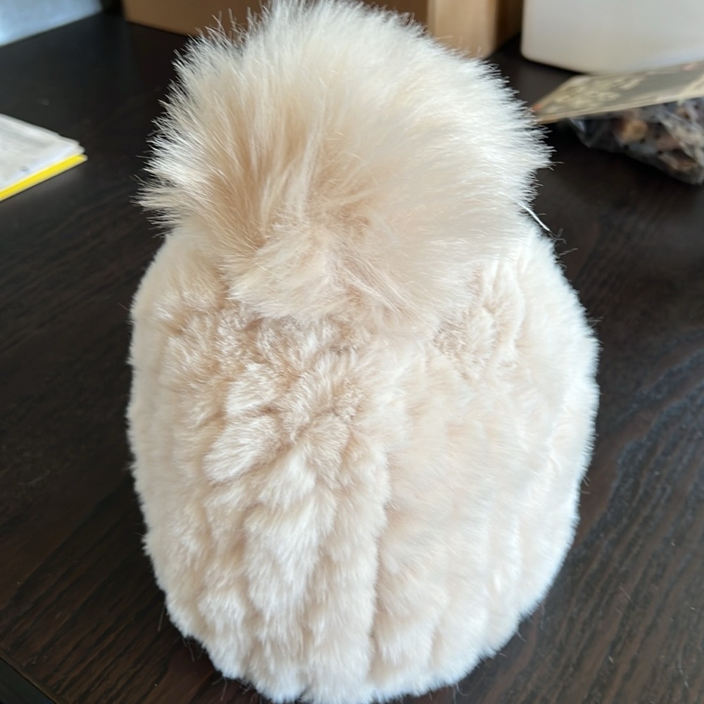 Fuzzy winter hat with pom pom - Picture 2 of 6